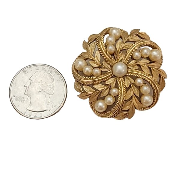 Trifari Crown Over T Gold Tone Faux Pearl Laurel Leaf Round Brooch, Signed M747 - Picture 5 of 7